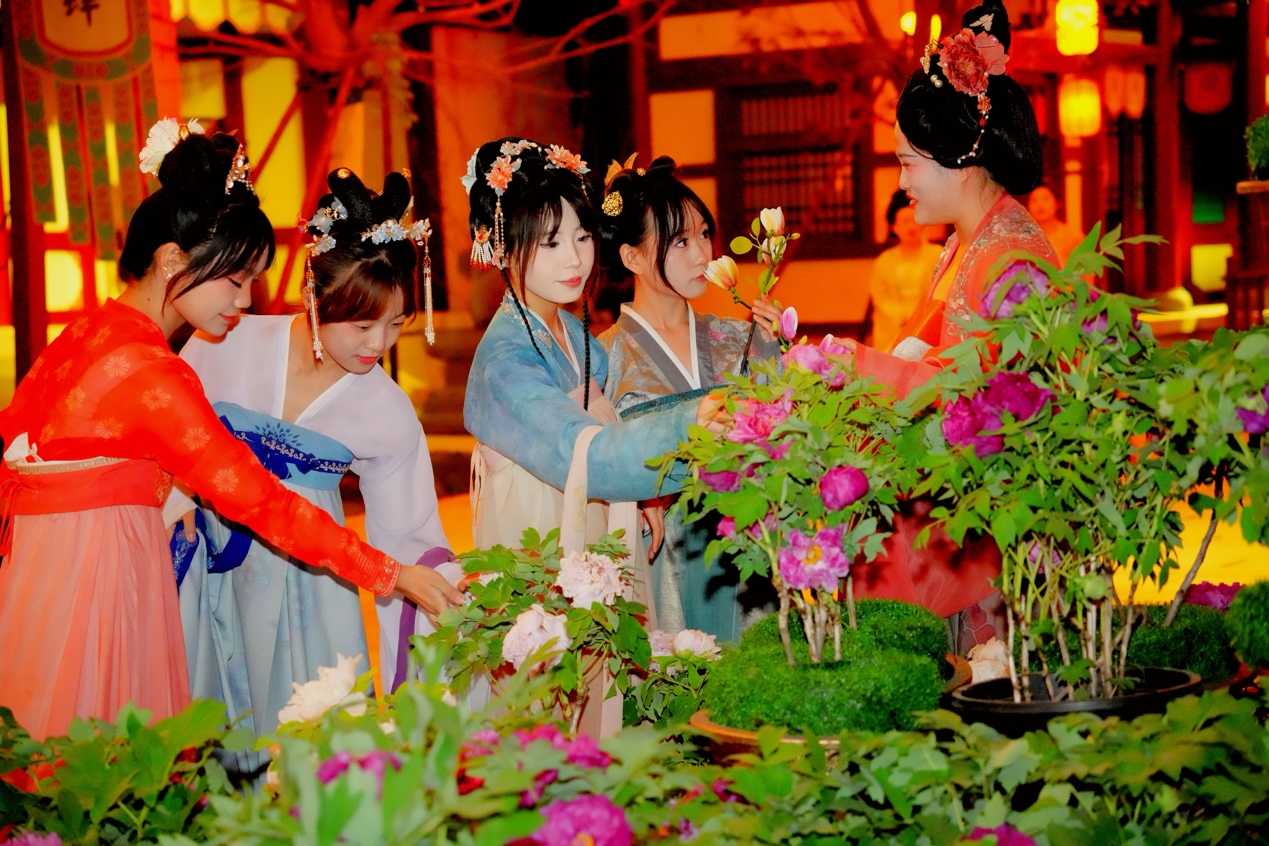 身着古装的少女们在市井街巷中挑选鲜花。贾鹏 摄